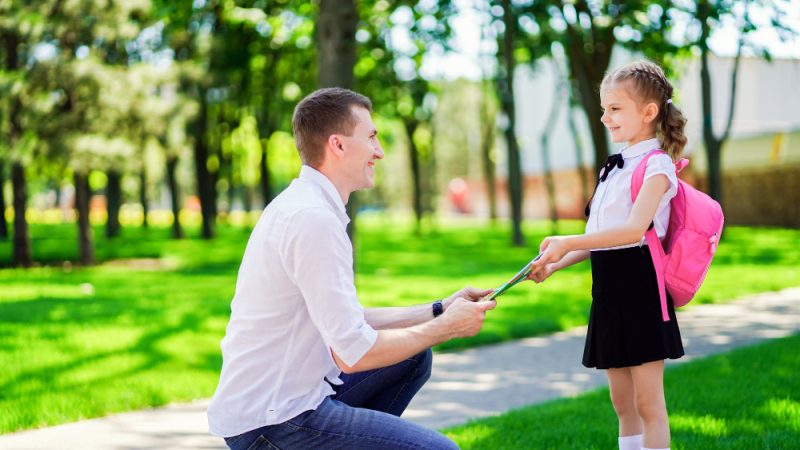 Cum să îți înveți copilul să fie respectuos cu colegii