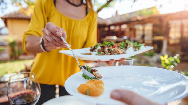 Restaurante care acceptă carduri de vacanță: unde să mănânci cu beneficii