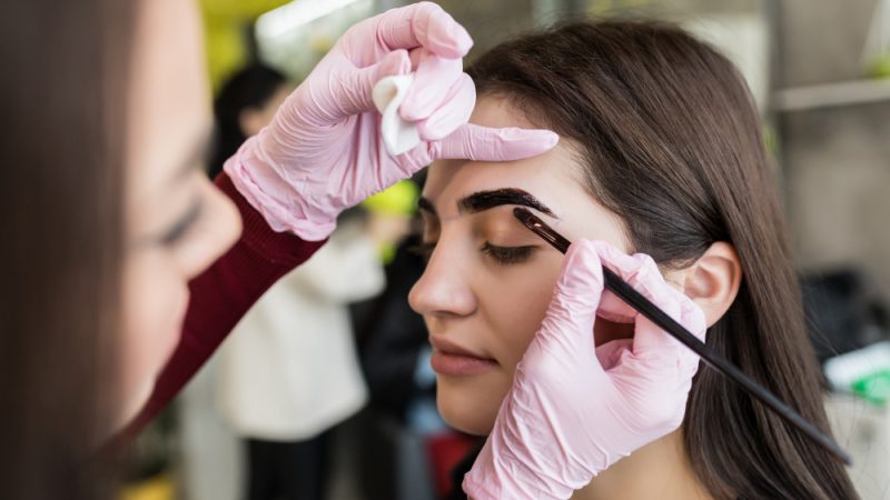 Ce înseamnă laminare sprâncene – tehnică de beauty