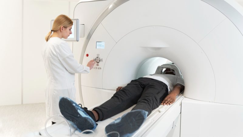 Ce înseamnă radioterapie? Tratamentul cancerului cu radiații
