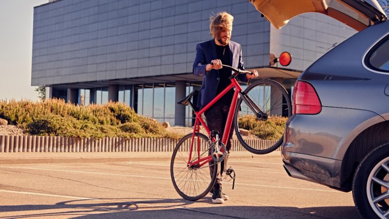 Cum să transporți în siguranță bicicleta cu mașina
