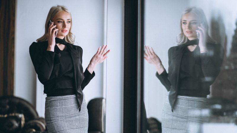 Cum să porți haine cu transparențe senzuale, dar elegante