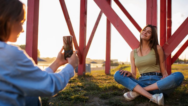 Cum să creezi conexiuni mai profunde cu oamenii din jur