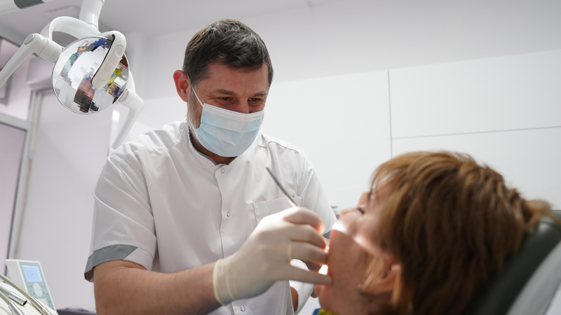 Clinicile Dr. Petru oferă implanturi dentare la costuri adaptate oricărui buget