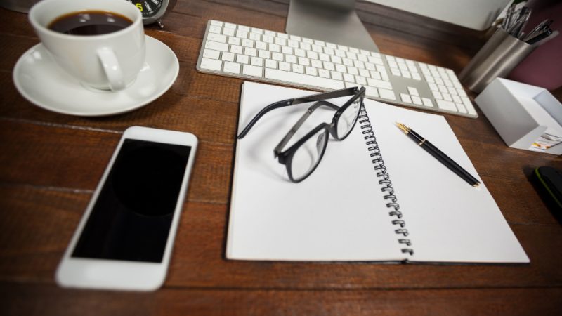 Colțul de scris de acasă: lumină bună, birou mic și detalii care inspiră
