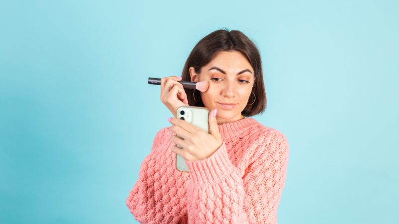 Machiajul care se transferă pe ecranul telefonului: metode de reducere