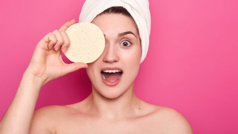 Tenul care se descuamează are nevoie de protecție, nu de exfoliere suplimentară