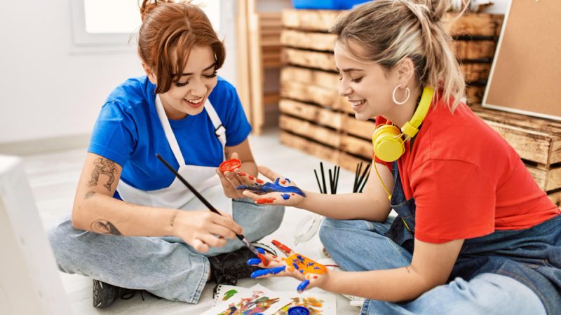 Activități care combină creativitatea cu socializarea