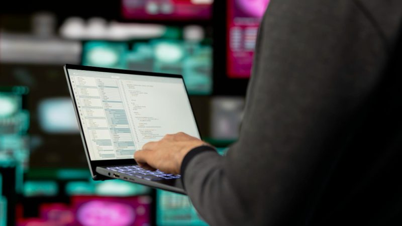 Supply chain attack: cum poate fi compromis un produs printr-un furnizor software
