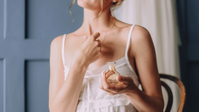 Parfumurile „skin scent”: De ce aromele apropiate de piele au devenit atât de populare