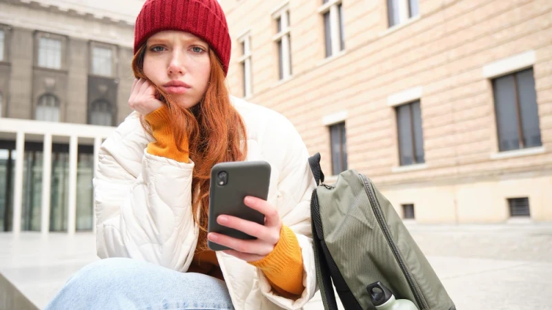 Telefon pierdut în vacanță: Ce setări pregătite din timp pot limita problemele